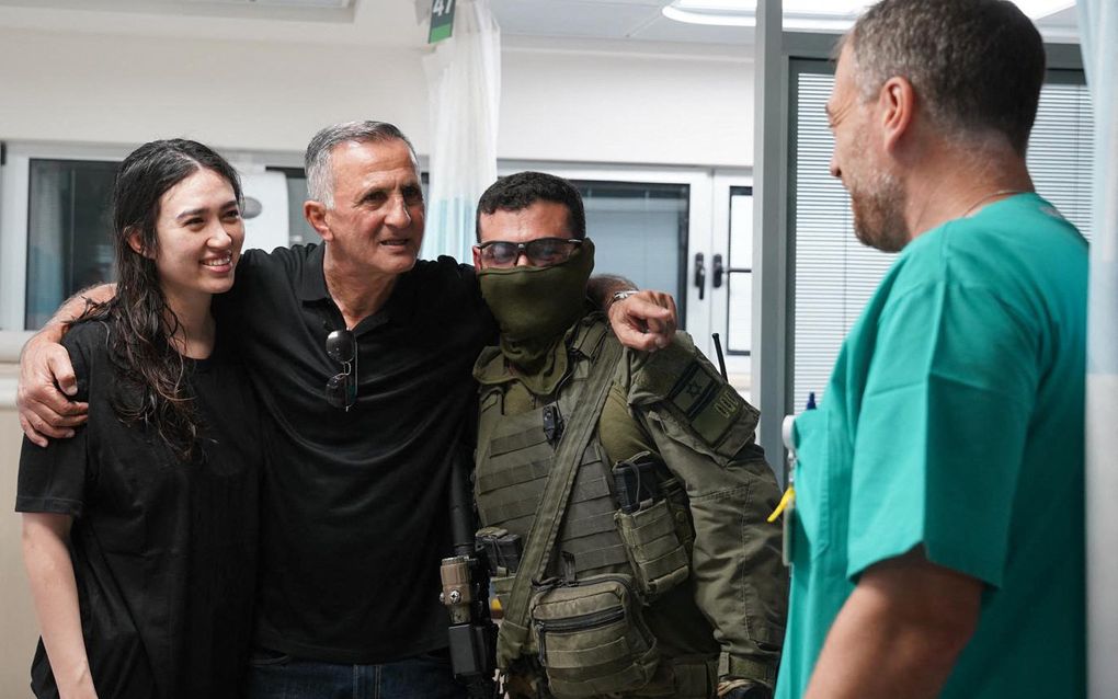 Noa Argamani (l.) samen met een familielid in het ziekenhuis in Ramat gan, nadat ze zaterdag door Israëlische eenheden uit Gaza was bevrijd. beeld AFP, Israeli Army