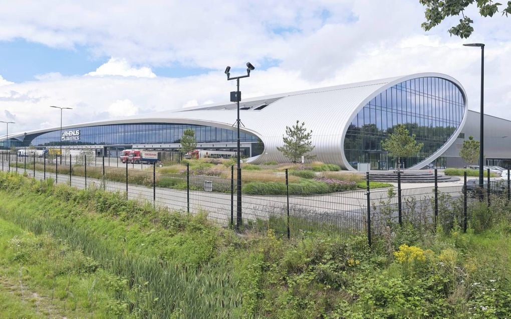 The Tube in Tilburg is het meeste duurzame distributiecentrum van Nederland. Het heeft onder meer zonnepanelen, automatisch dimmende ledverlichting en een warmtepomp. beeld Sjaak Verboom