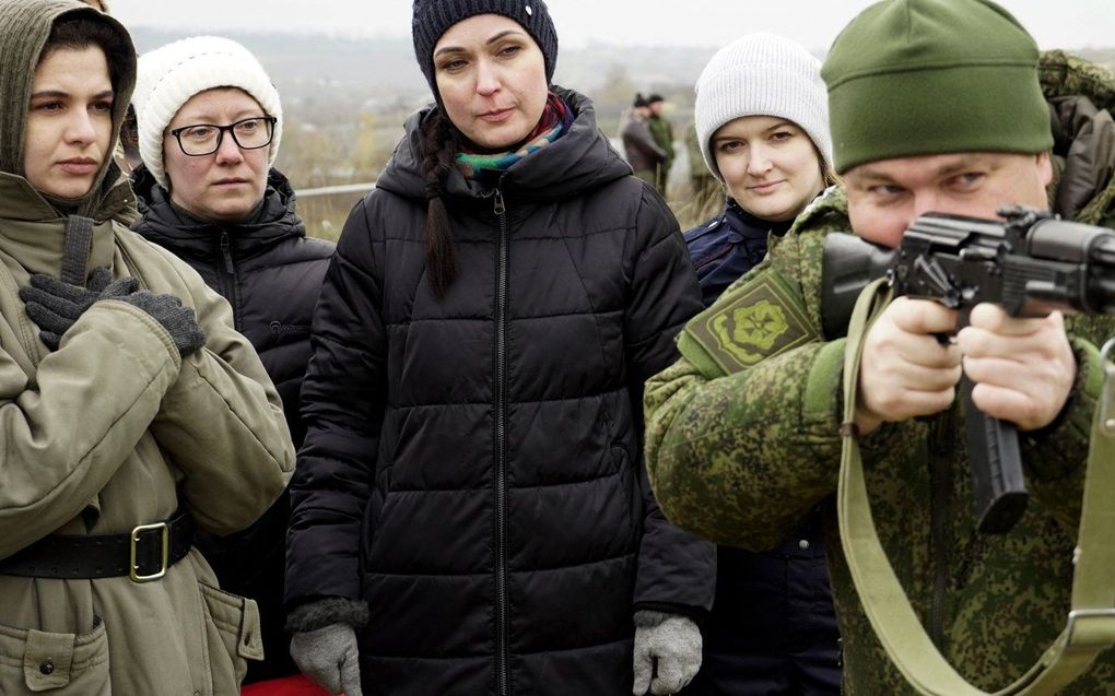 Oekraïense militairen trainen burgers in Rostov. beeld STRINGER / AFP