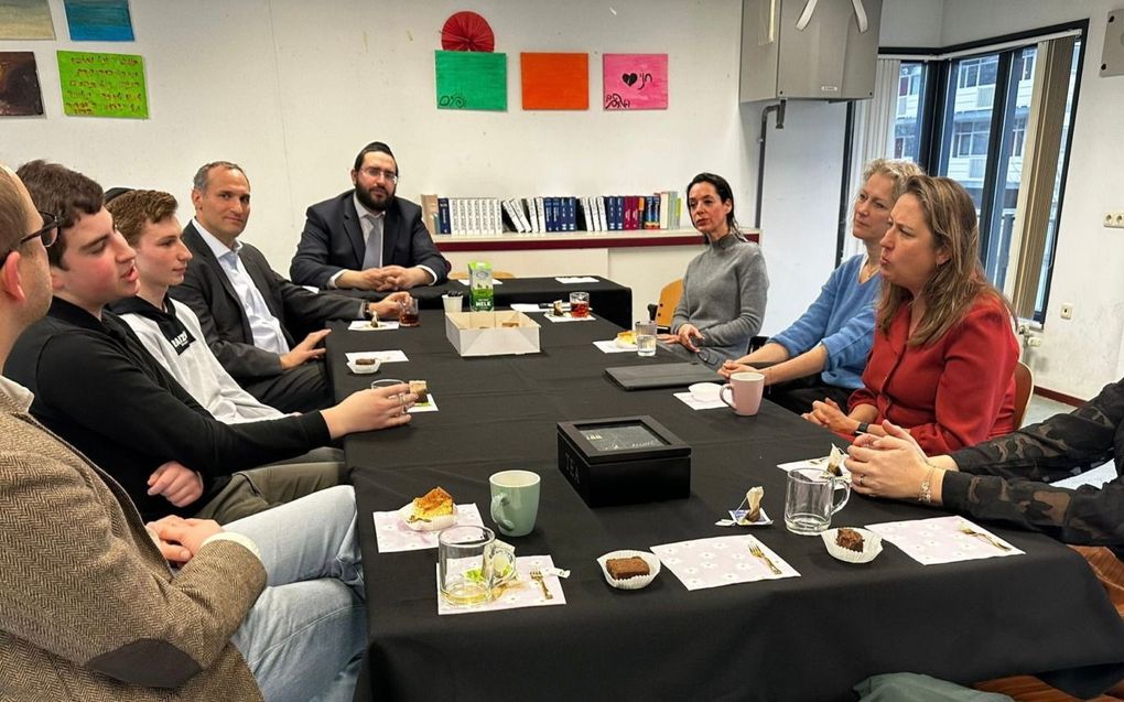 De Amsterdamse onderwijswethouder Moorman (tweede van rechts) ging donderdag in gesprek met leerlingen van het Cheider. beeld Cheider