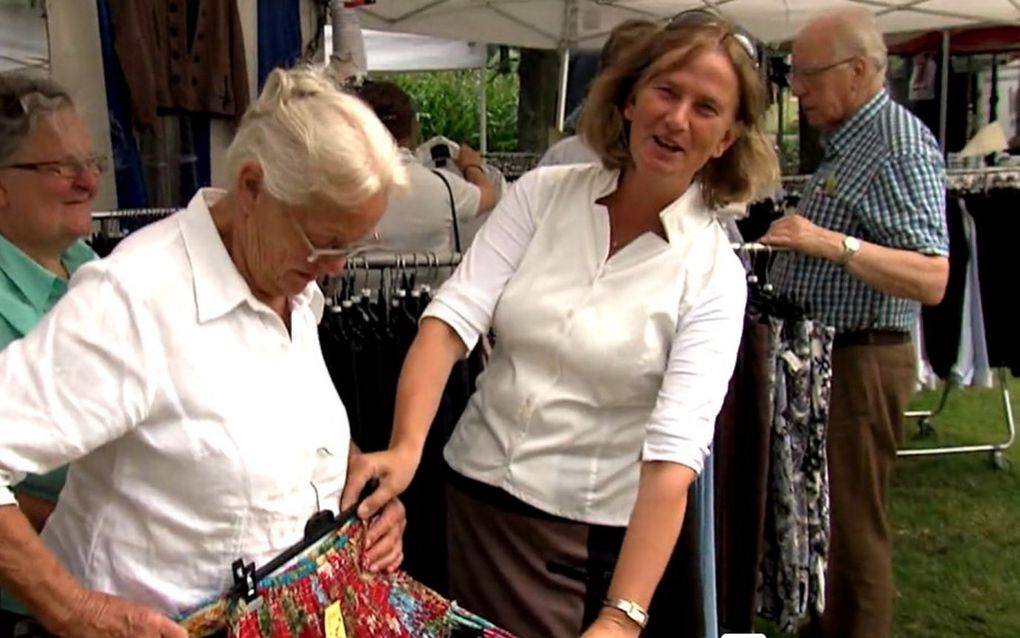 Lia Clements (r.) in een beursstand van Clementijn Kleding op de Duikenburgse Dagen in Echteld, in 2014. beeld Staphorst.nieuws.nl