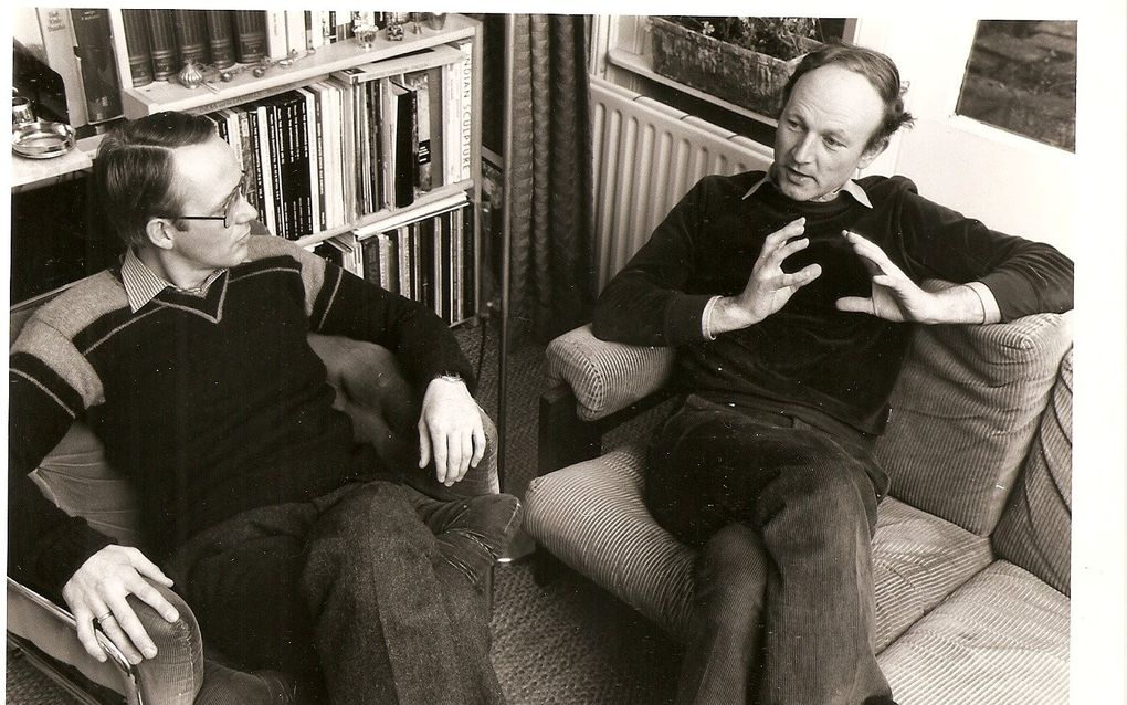 Recensent Hans Werkman en auteur Maarten 't Hart in het huis van ’t Hart te Leiden, 1982. De foto is genomen bij het verschijnen van ”Een calvinist leest Maarten ’t Hart”, waarin negen recensies van Werkman staan. In dat jaar was Hans Werkman 43 jaar en Maarten ‘t Hart 38 jaar. beeld ND, Tjerk S. de Vries
