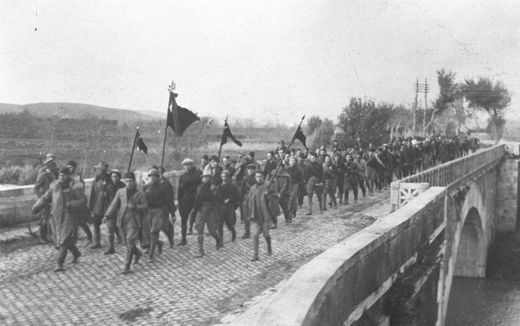 Aanhangers van Mussolini trekken op 28 oktober 1922 via de Salario-brug Rome binnen. beeld Wikimedia