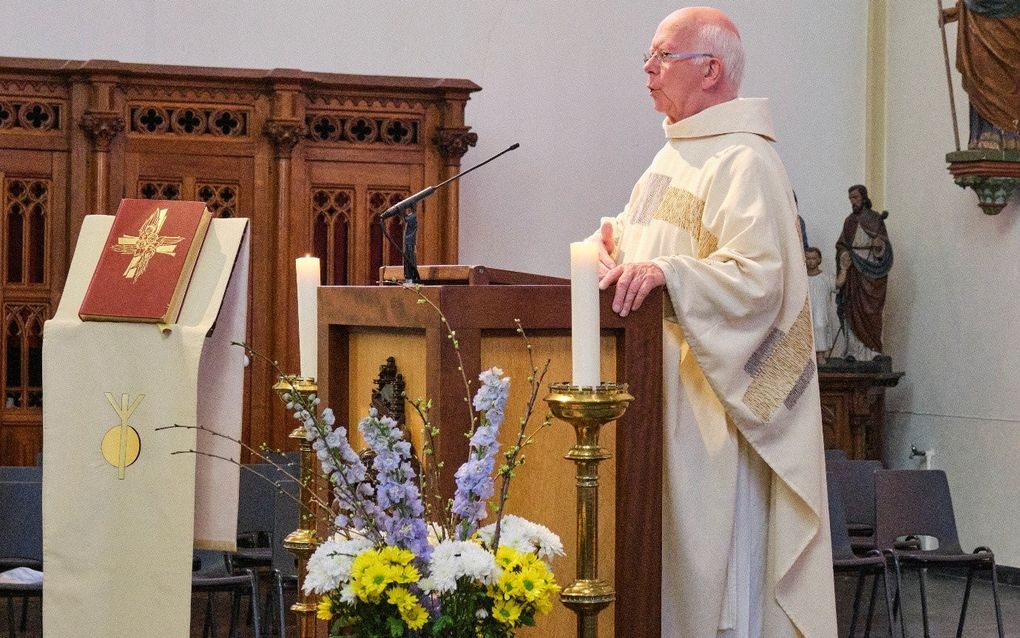 De norbertijner priester Joost Jansen (77) is eindverantwoordelijk voor de rooms-katholieke parochie Heeswijk-Dinther. beeld Joost Jansen