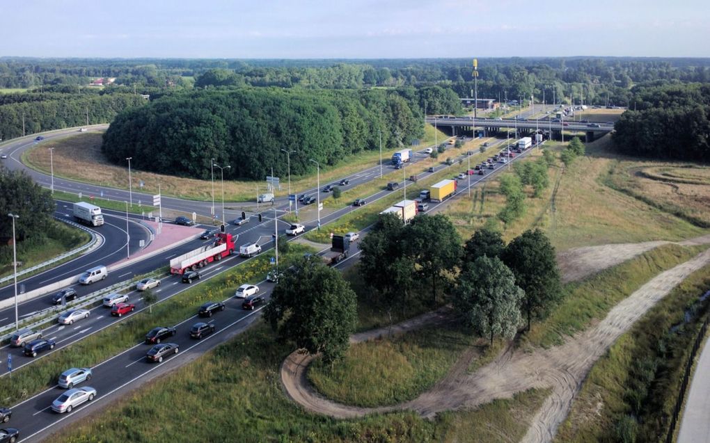 Weggebruikers onderschatten de kromming van de bocht op de A30 bij Barneveld en rijden tegen de betonnen wand aan. beeld gemeente Barneveld