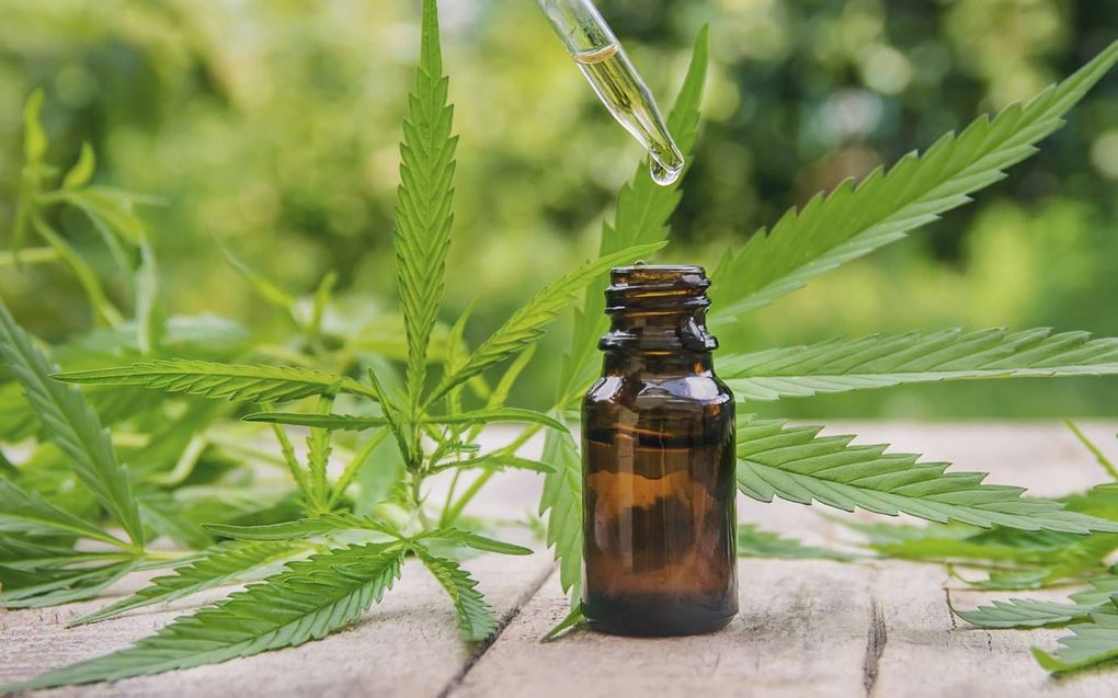 Apotheker Arwin Ramcharan zag de afgelopen jaren de vraag naar medicinale cannabis in olievorm toenemen. „De olie is makkelijk toe te dienen onder de tong. Het bereidingsproces is echter ingewikkeld. Vandaar dat maar vier apotheken in Nederland cannabis-o
