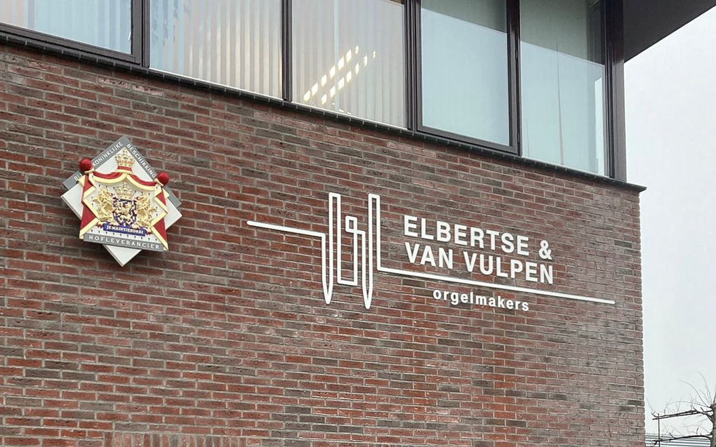 Het wapenschild op het bedrijfspand in Utrecht. Beeld Elbertse & Van Vulpen