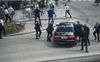 Agenten vervoeren de Slowaakse premier Robert Fico in een auto na de aanslag. beeld via X. 