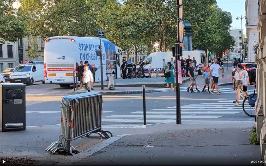 De bus van CitizenGo met de tekst ”Stop aanvallen op christenen” wordt in Parijs staande gehouden door agenten. beeld X, CitizenGo