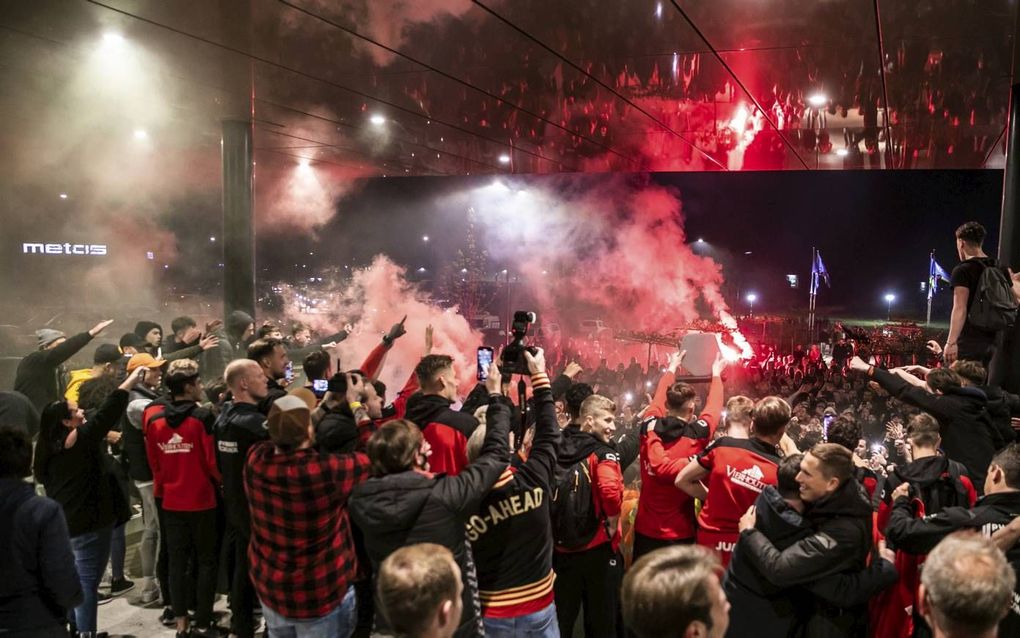 Op verschillende plekken in Deventer gingen honderden voetbalsupporters in de nacht van woensdag op donderdag de straat op. Ze hielden zich doorgaans niet aan de coronaregels. De politie kneep een oogje dicht. beeld ANP, Roland Heitink