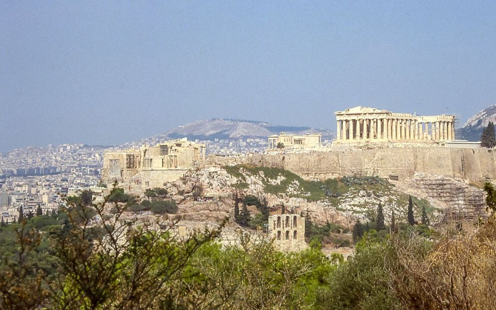 „De dialoog op de Areopagus tussen Paulus en „de mannen van Athene” vormde mede de basis voor de apologetiek.” Foto: zicht vanaf de Areopagus op de Akropolis in Athene. beeld iStock