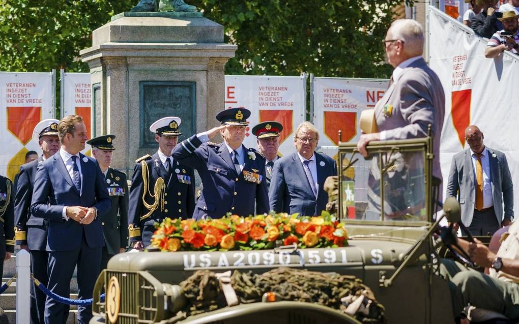 Koning Willem-Alexander nam zaterdag het defilé af van zo’n 4000 militairen en veteranen. De GBS deelde tijdens het evenement gratis Bijbels en boekenleggers met het Wilhelmus uit. beeld ANP, Marco de Swart