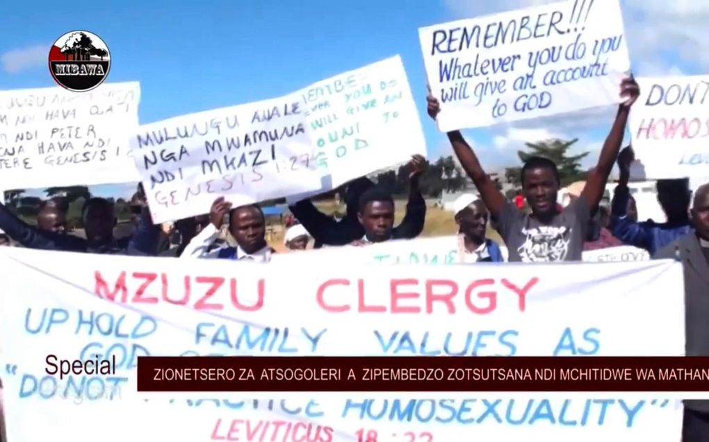 Een lokale demonstratie tegen homoseksualiteit, op 1 juni in de Malawiaanse stad Mzuzu. beeld Mibawa TV