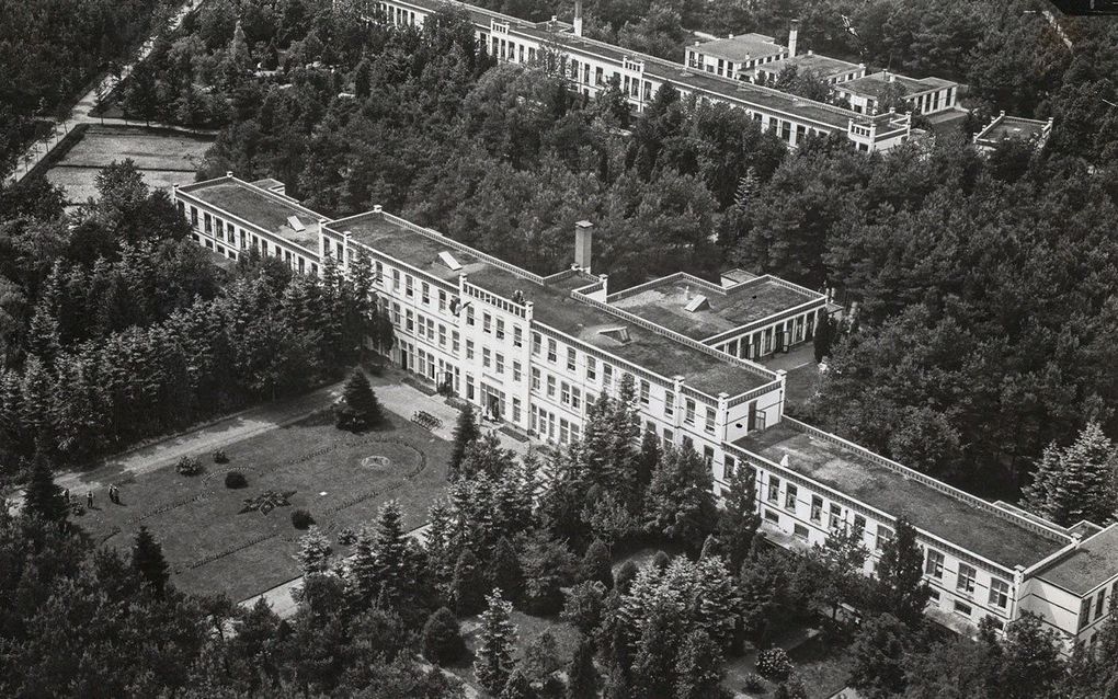 Het hoofdgebouw van ”Het Apeldoornsche Bosch” rond 1940. Foto uit collectie Herinneringscentrum ”Apeldoornsche Bosch”. beeld uit ”De Joodse hemel”