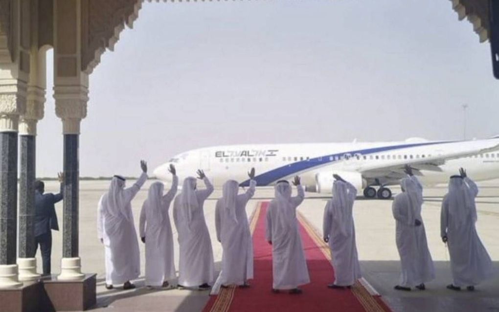 Gedelegeerden van de Verenigde Arabische Emiraten zwaaien het toestel van de Israëlische luchtvaartmaatschappij El Al uit, 1 september. beeld El Al