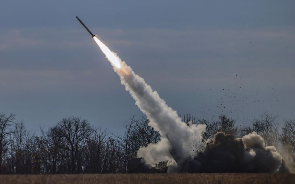 Oekraïne legt met Amerikaanse Himarsraketten een tijdelijke Russische basis in Makiivka in de as. Daarbij vallen mogelijk honderden doden en gewonden. beeld EPA, Hannibal Hanske