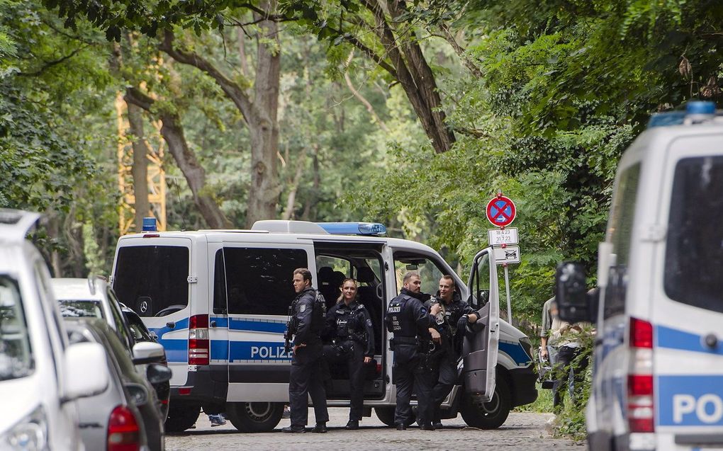 Politie patrouilleert tijdens een zoektocht naar een ontsnapte leeuw in de buurt van het dorp Kleinmachnow ten zuiden van Berlijn, Duitsland. beeld EPA, STRINGER