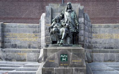 Het standbeeld van de gebroeders De Witt op de Visbrug in Dordrecht. beeld ANP, Lex van Lieshout