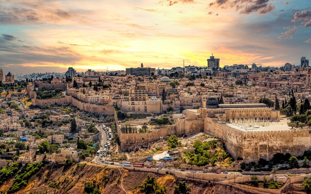 De stad Jeruzalem gezien vanaf de Olijfberg. Rechts op de voorgrond het voormalige tempelterrein. beeld iStock