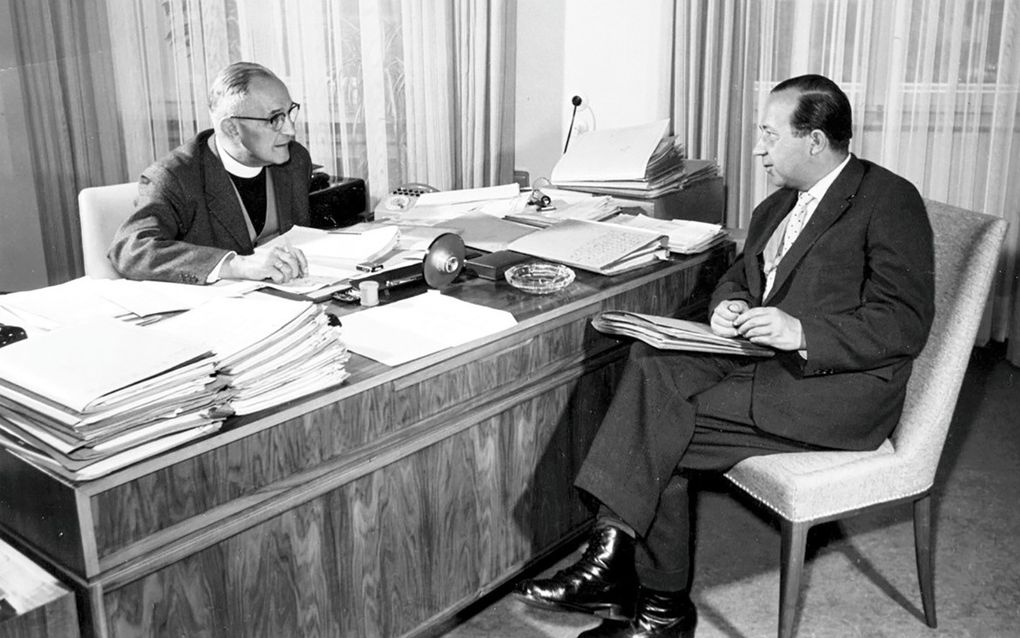 „Martin Niemöller was een man van tegenstellingen: eerst een protestantse nationalist en militarist, na 1945 een oecumenicus en pacifist.” Foto: Niemöller (l.) en Wolfgang Sucker, die hem in 1964 opvolgde als kerkleider in Hessen-Nassau. beeld epd-bild / epd Hessen, Sepp Jäger.