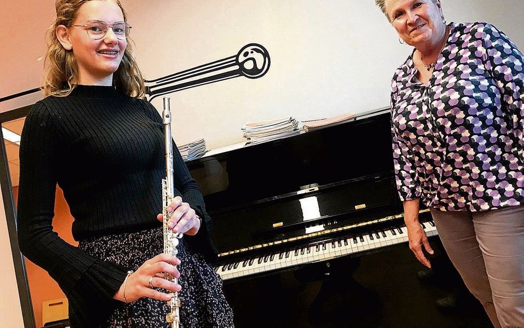 Dwarsfluitleerling Marlinde van Reenen (l.) en dwarsfluitdocent Marion Rohaan zien uit naar de normale lessen op de Muziekschool Rijssen. beeld Gerard ten Voorde