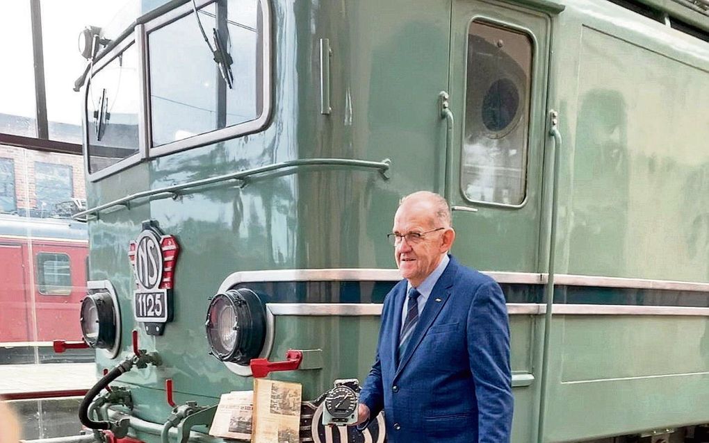 A. Smeding in het Spoorwegmuseum in Utrecht met de snelheidsmeter en het nummerplaatje van de sneltrein waarvan hij in 1962 passagier was tijdens de botsing bij Harmelen. beeld fam. Smeding