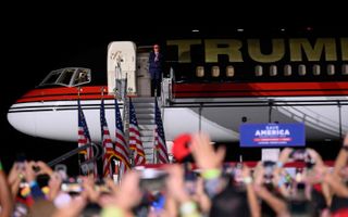 Donald Trump spreekt zaterdag aanhangers toe tijdens een campagnebijeenkomst in de staat Pennsylvania. beeld AFP, Angela Weiss