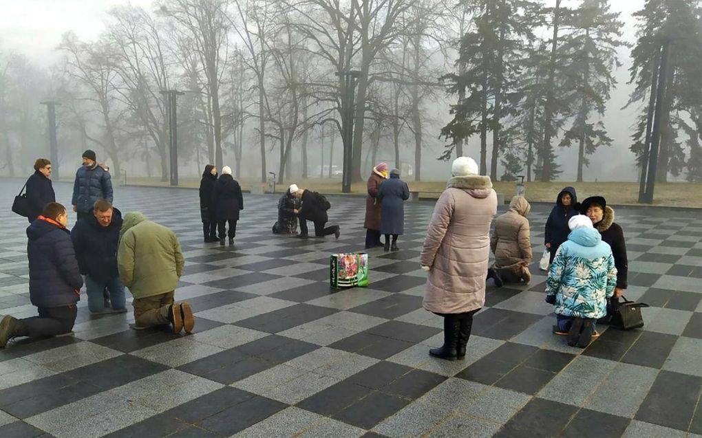 Oekraïners bidden om vrede op het centrale plein van Charkiv. beeld Oekraïens Bijbelgenootschap