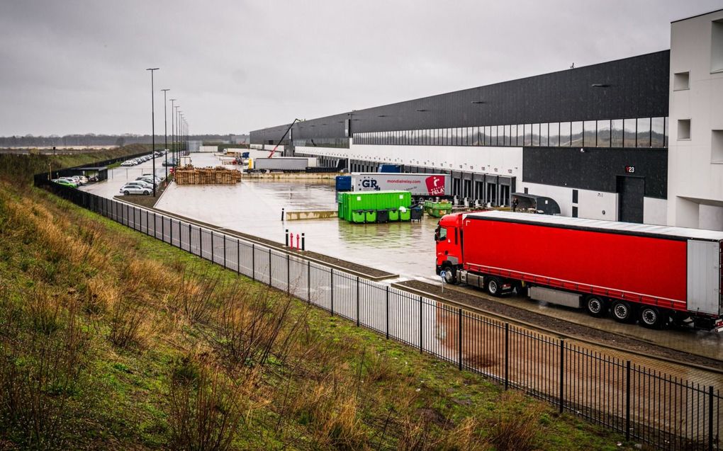 „Onze schaarse ruimte plempen we vol met distributiedozen.” Foto: distributiecentrum van PVH in Venlo. beeld ANP Rob Engelaar