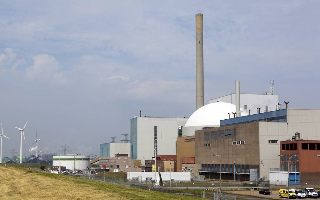 „Laten we enerzijds verstandig omgaan met wind- en zonne-energie en anderzijds het bouwen van extra kerncentrales niet nalaten.” Foto: kerncentrale bij Borssele, met op de achtergrond windmolens. beeld ANP, Lex van Lieshout