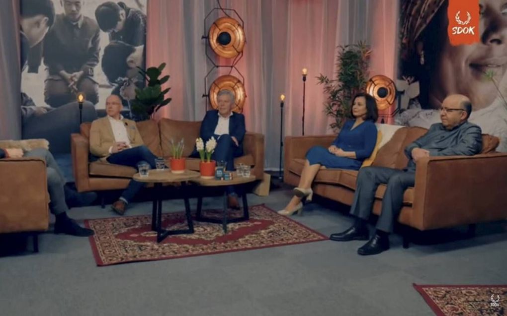 In een studio ging Richard Groenenboom (l.) donderdag in gesprek met (v.r.n.l.) de Nederlandse Iraniër Siroos Torabi en zijn vrouw Soheila, dr. Paul Visser en SDOK-directeur André van Grol. beeld via YouTube