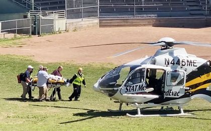 Rushdie wordt naar een helicopter gebracht, die hem naar het ziekenhuis zal brengen. beeld EPA/@HoratioGates3