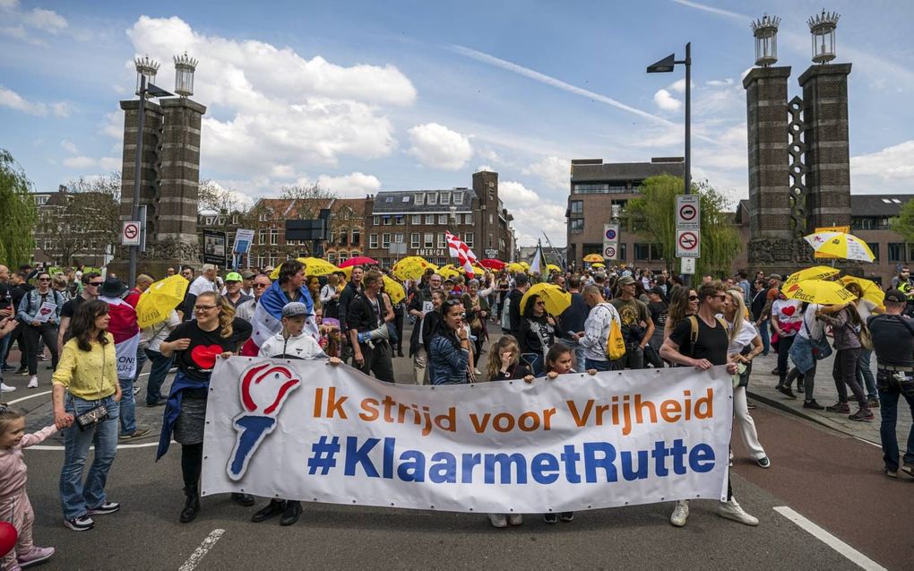 Demonstratie tegen coronamaatregelen. Banken blijken de rekening van organisaties die ”nepnieuws” over corona verspreiden te blokkeren. beeld ANP, Rob Engelaar