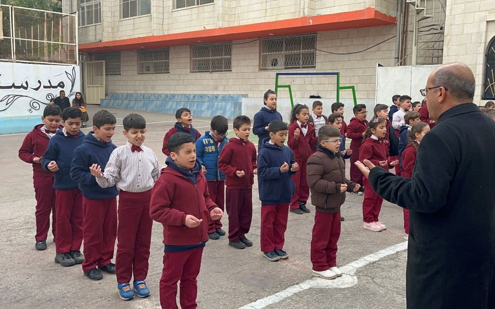 Kinderen bidden het Onze Vader onder leiding van vader Khalil. beeld Rieuwerd Buitenwerf, NBG