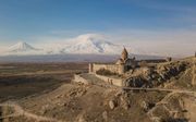 De tweekoppige Ararat met op de voorgrond klooster Khor Virap, 2020.  beeld Hans Avontuur