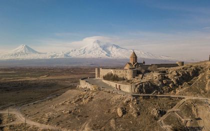 De tweekoppige Ararat met op de voorgrond klooster Khor Virap, 2020.  beeld Hans Avontuur