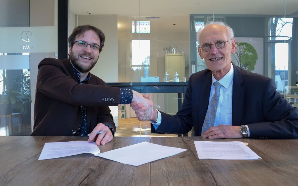 Directielid van Wycliffe Bijbelvertalers Marinus Lamper (l.) en Wim de Kloe, manager zending bij de ZHHK, tekenden woensdag een samenwerkingsovereenkomst tussen beide organisaties. beeld Wycliffe Bijbelvertalers