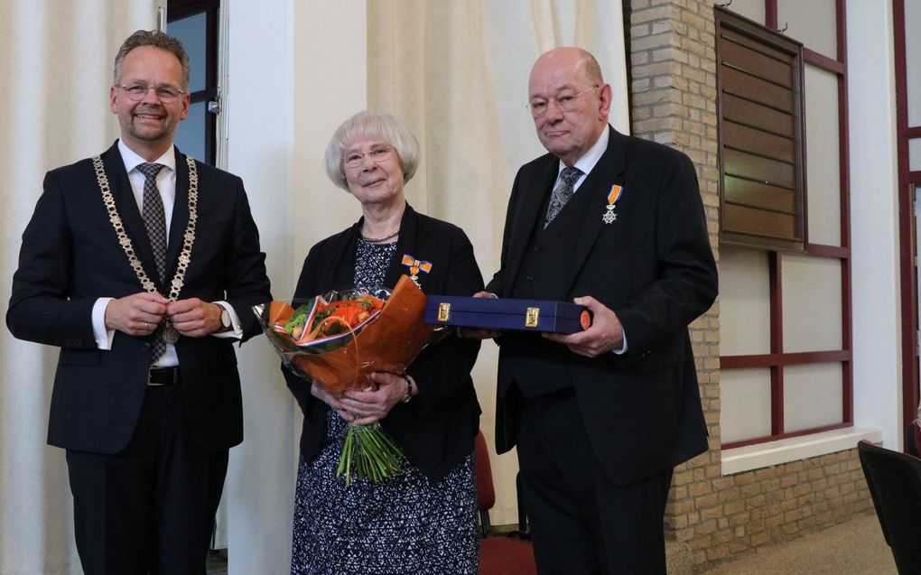 Ds. J. Geene, predikant van de hervormde gemeente in Katwijk aan Zee, en zijn vrouw hebben beiden een koninklijke onderscheiding ontvangen. Wethouder Jacco Knape reikte de onderscheidingen vrijdagmiddag uit. beeld H.J.M. Perdok