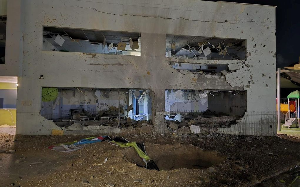 Het verwoeste schoolgebouw in Gedera, na de inslag van een Iraanse raket. beeld Ynetnews.com