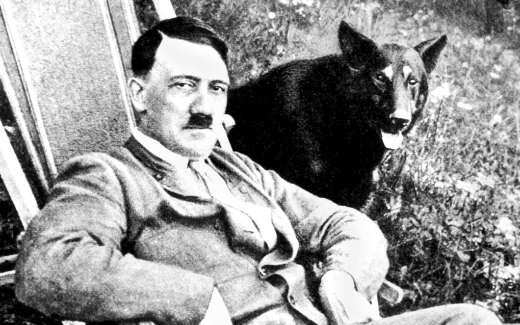 Nazileider Adolf Hitler met zijn Duitse herder Blondi. Tussen 1922 en 1945 heeft Hitler twaalf herders gehad. Van de vrouwtjes heetten er drie Blondi. beeld Wikimedia