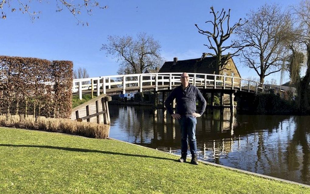 De nieuwe Pinkeveersebrug wordt weer een houten exemplaar. Eigenaar Wout de Jong krijgt hulp bij het onderhoud. beeld Aad Alblas