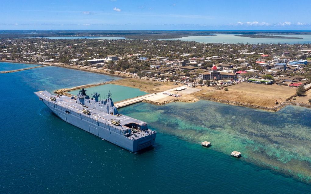 Een Australische vliegdekschip dat is ingezet voor noodhulp bij Tonga, 27 januari. beeld EPA, Pois Christopher Szumlanski