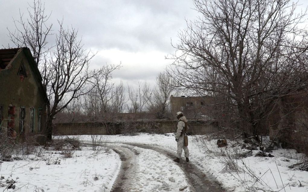 Een Oekraïense militair patrouilleert in het stadje Avdiivka, in de frontlinie met de door Rusland gesteunde separatisten. beeld AFP, Will Vassilopoulos