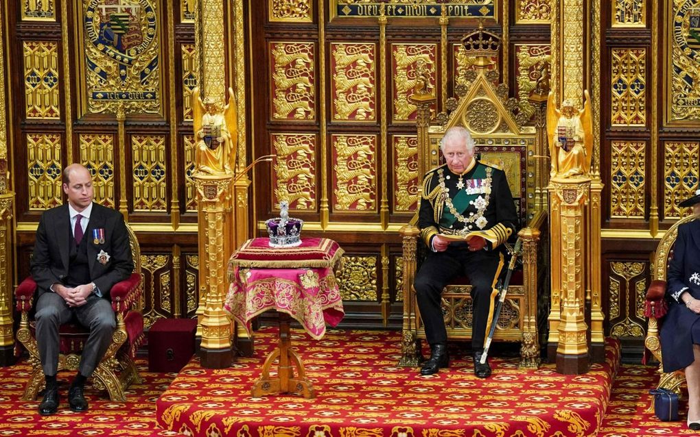 Prins Charles opende dinsdag in Londen het parlementair jaar, in aanwezigheid van zijn vrouw Camilla en –voor het eerst– zoon William. Op de plaats van de stoel van koningin Elizabeth prijkte de kroon. De 96-jarige Britse vorstin was op doktersadvies afwezig. beeld AFP, Arthur Edwards