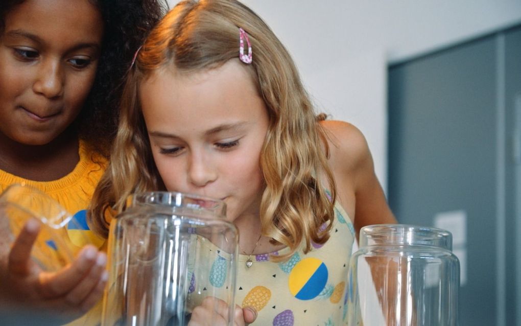 Kinderen ruiken in het ”Museum of Fossil Fuels” aan uitlaatgassen die in de toekomst tot het verleden zullen behoren.  beeld Vattenfall