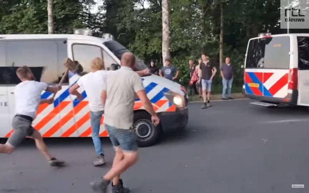 In Kootwijkerbroek werden politieauto’s aangevallen met grote hamers. beeld RTL Nieuws