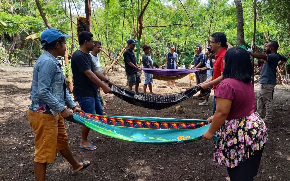 „In contact met die andere cultuur, ontstaat er een nieuwe gedeelde realiteit. Een verbinding tussen twee werelden.” Foto: ontmoeting en ontspanning aan de rivier in Papoea. beeld Karunia foundation