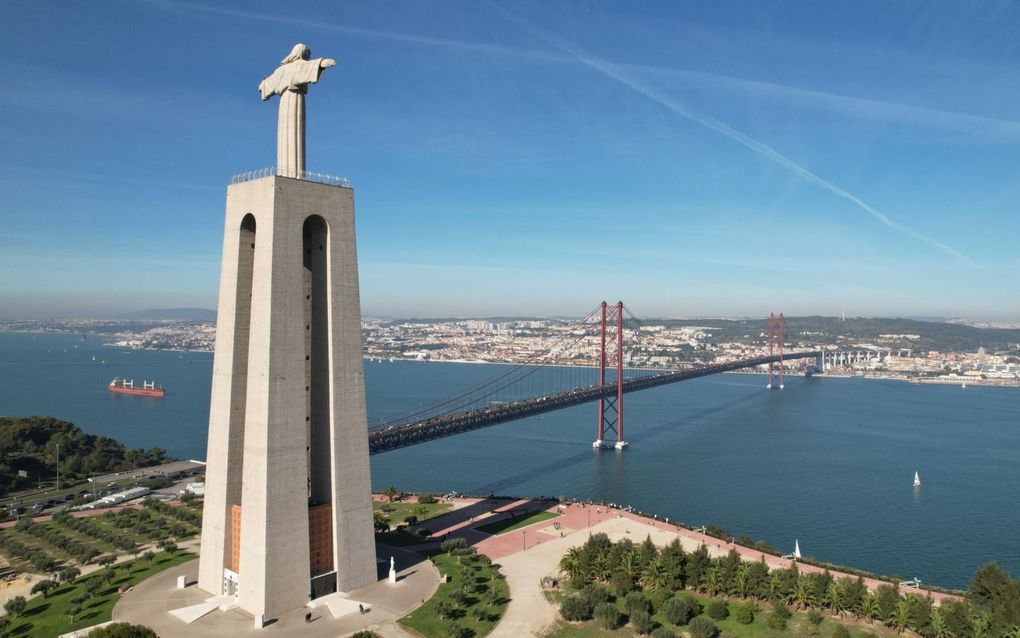 Langs de rivier de Taag bij Lissabon torent een meer dan honderd meter hoog Christusbeeld boven alles uit. beeld iStock
