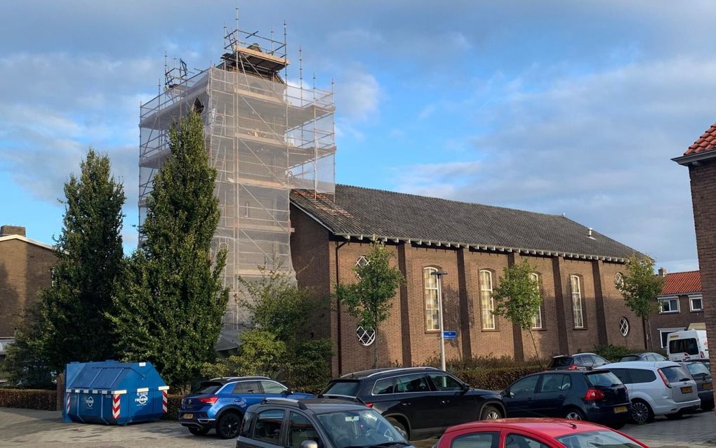 De steigers bij de Moriakerk gaan de komende dagen weg, nu het gebouw weer is opgeknapt. beeld Richard Littooij