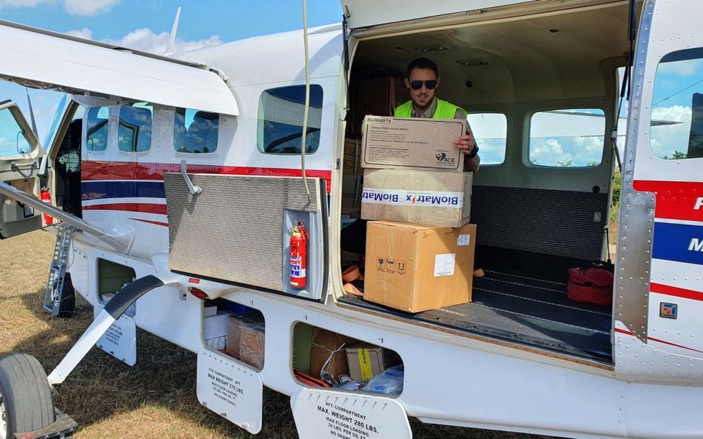 De Amerikaanse MAF-piloot Ryan Koher aan het werk in Mozambique. beeld MAF